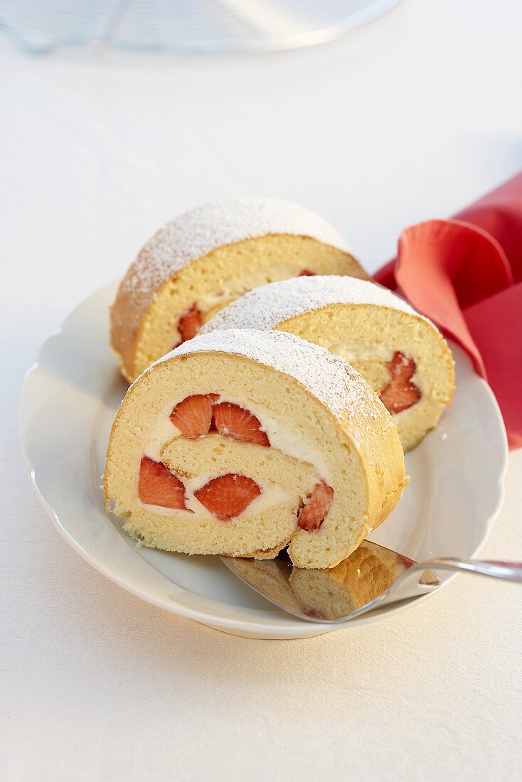 Sponge roll with strawberries