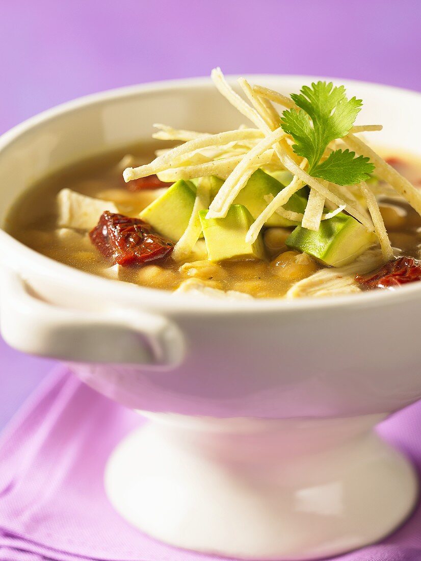 Chipotle Hühnersuppe mit Avocado und Tortillastreifen