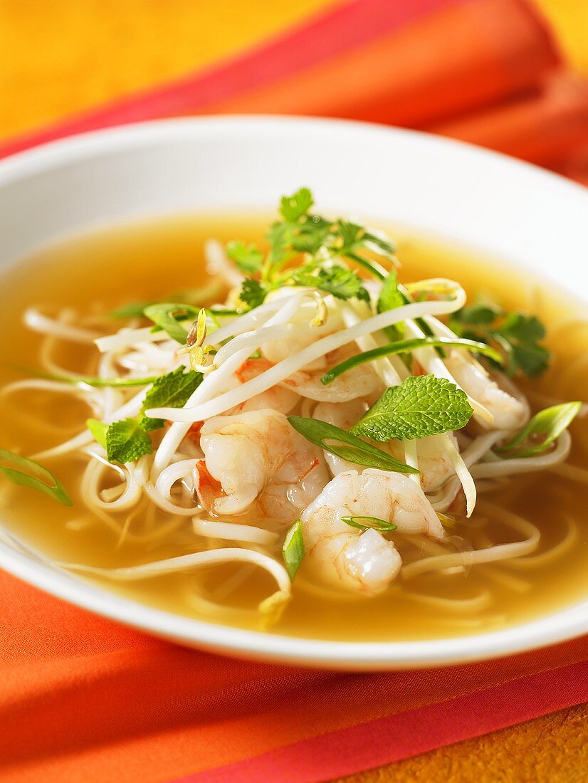 Vietnamesische Nudelsuppe mit Shrimps
