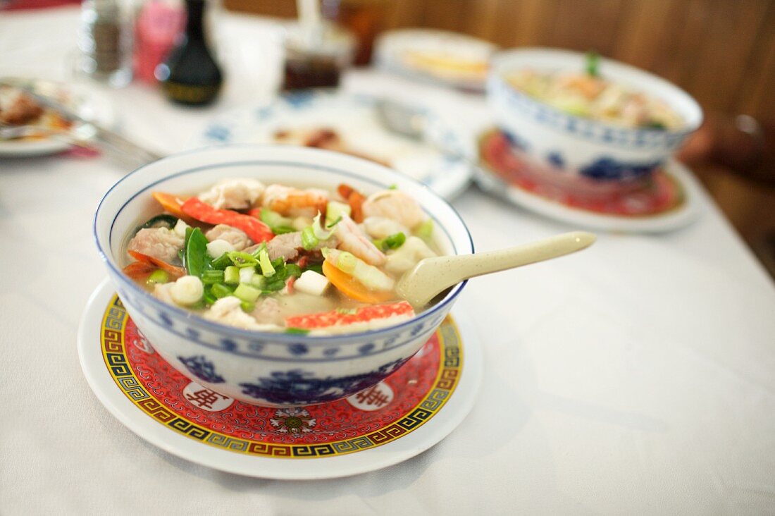 Chinesische Suppe mit Garnelen, Hühnerfleisch und Gemüse