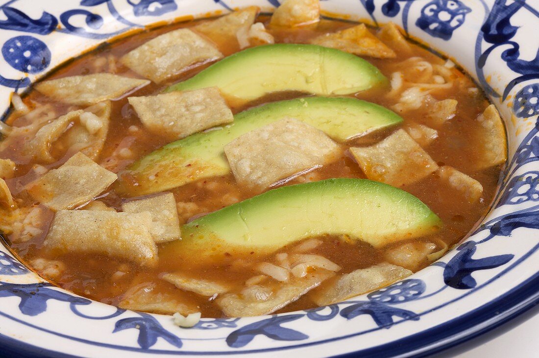 Tortillasuppe mit Avocadoscheiben