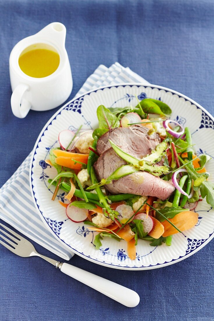 Gemischter Salat mit Rindfleisch