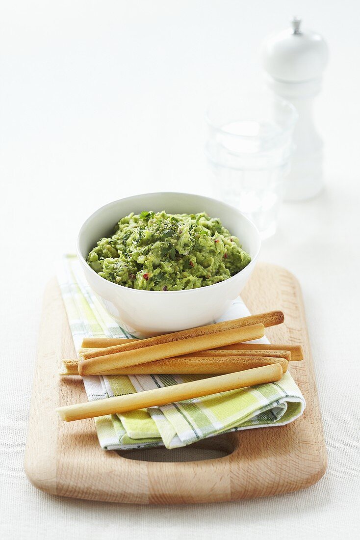 Guacamole mit Grissinis