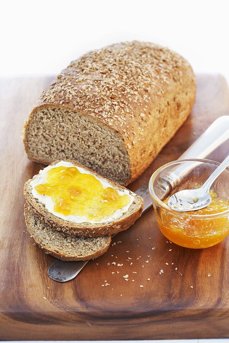 Vollkornbrot mit Aprikosenmarmelade