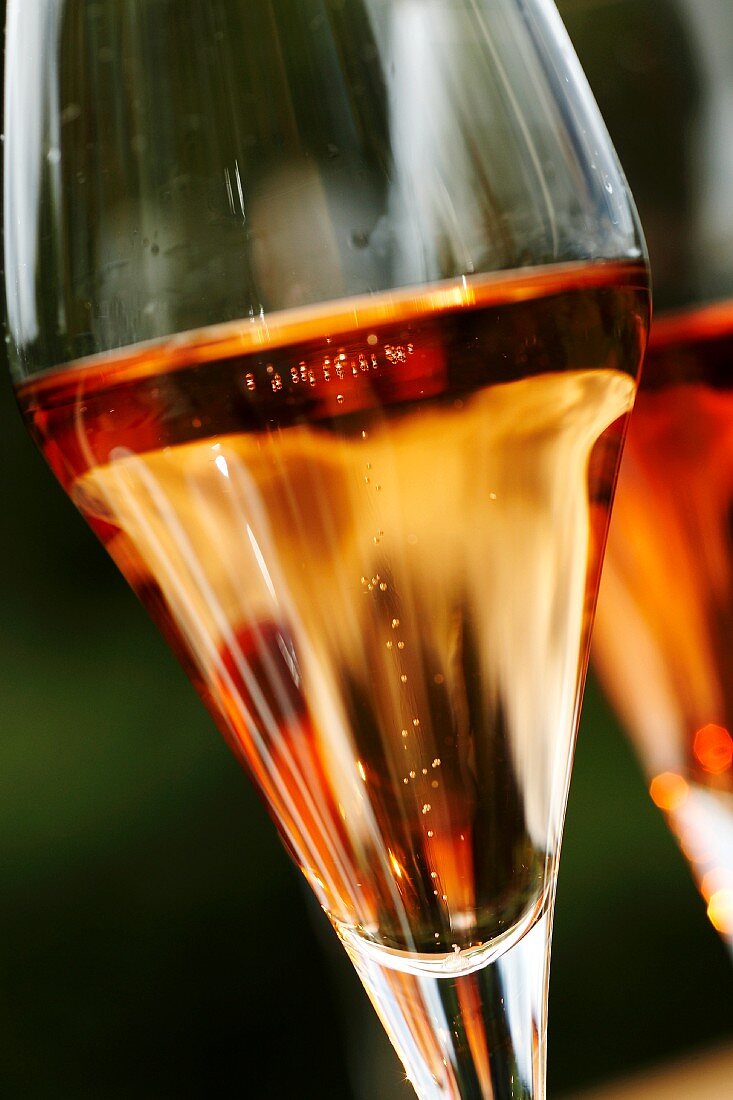 Rosé champagne in glasses (close-up)