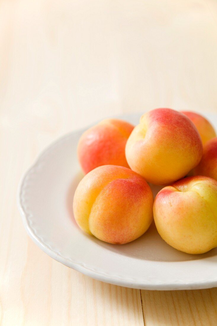 A plate of fresh apricots