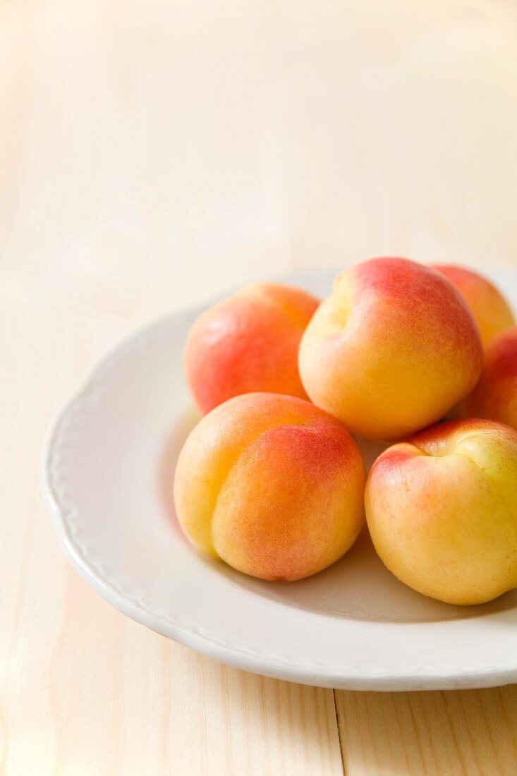Frische Aprikosen auf Teller