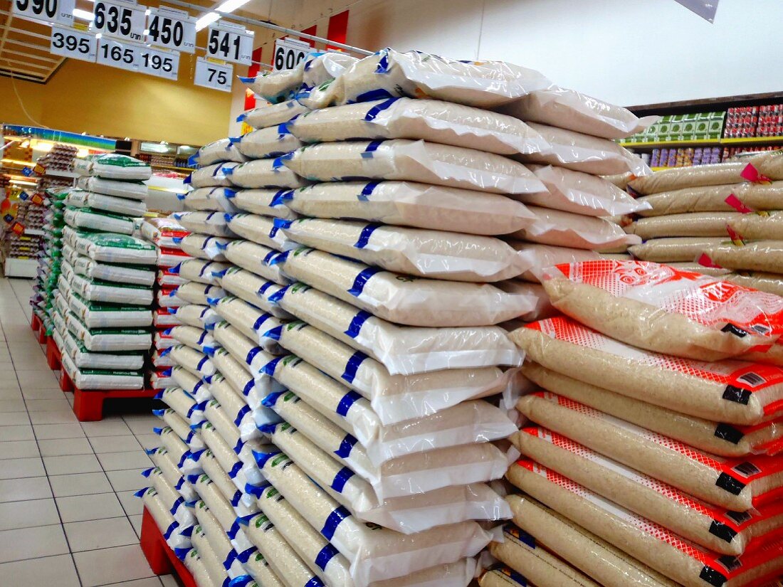 Verschiedene Reissorten in Säcken in Supermarkt (Thailand)