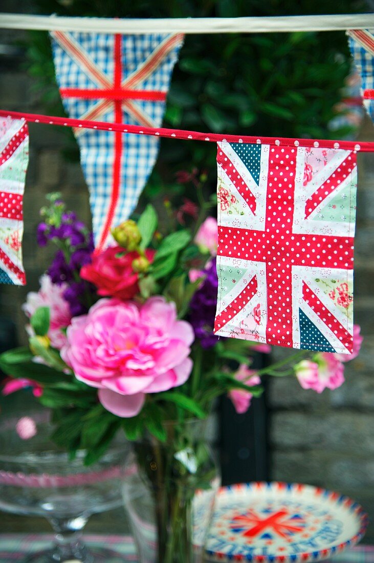 Englandfahne und Wimpel als Partydekoration im Garten