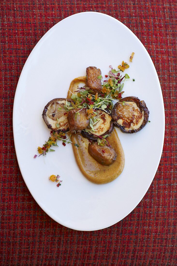 Schweinsfüsse mit Kalbsbries auf Aprikosenmousse