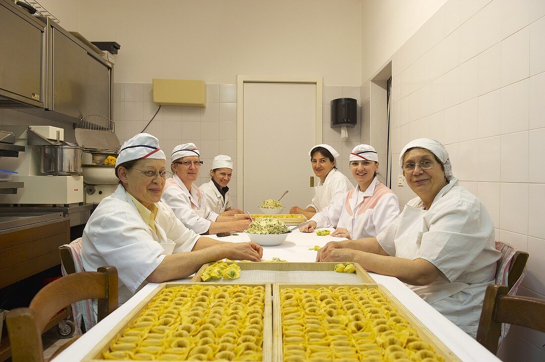 Frauen bei der Herstellung von Tortellini