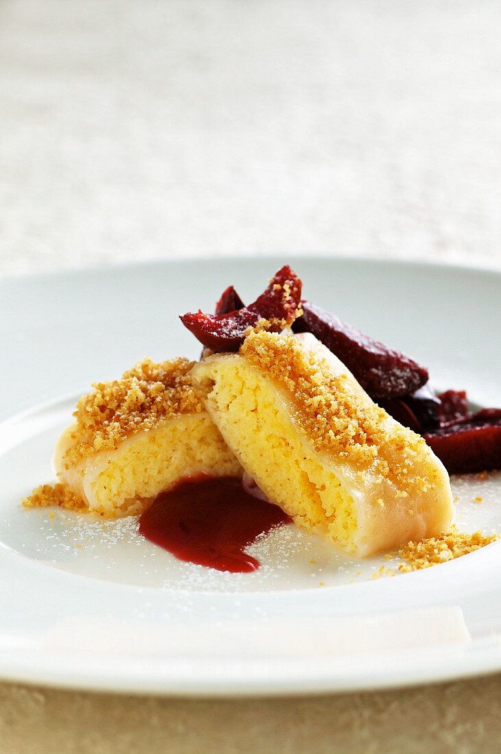 Semolina strudel with crumbled butter and marinated plums
