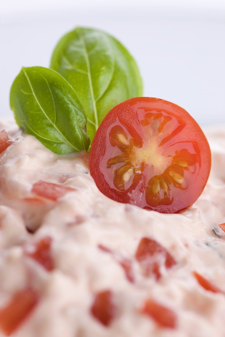 Tomatenquark mit Basilikum (Close Up)