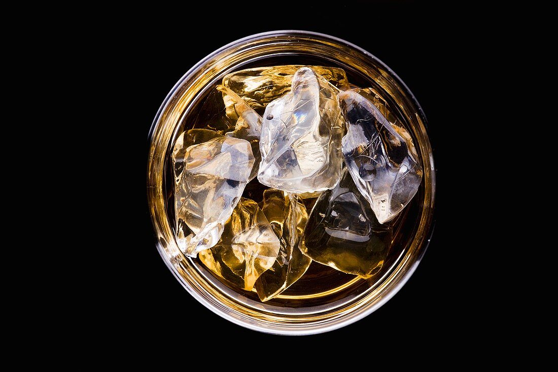 Ein Glas Whiskey mit Eiswürfeln (Draufsicht)