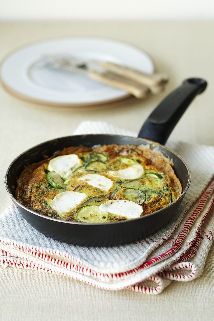 Zucchini-Omelett mit Ziegenkäse in der Pfanne