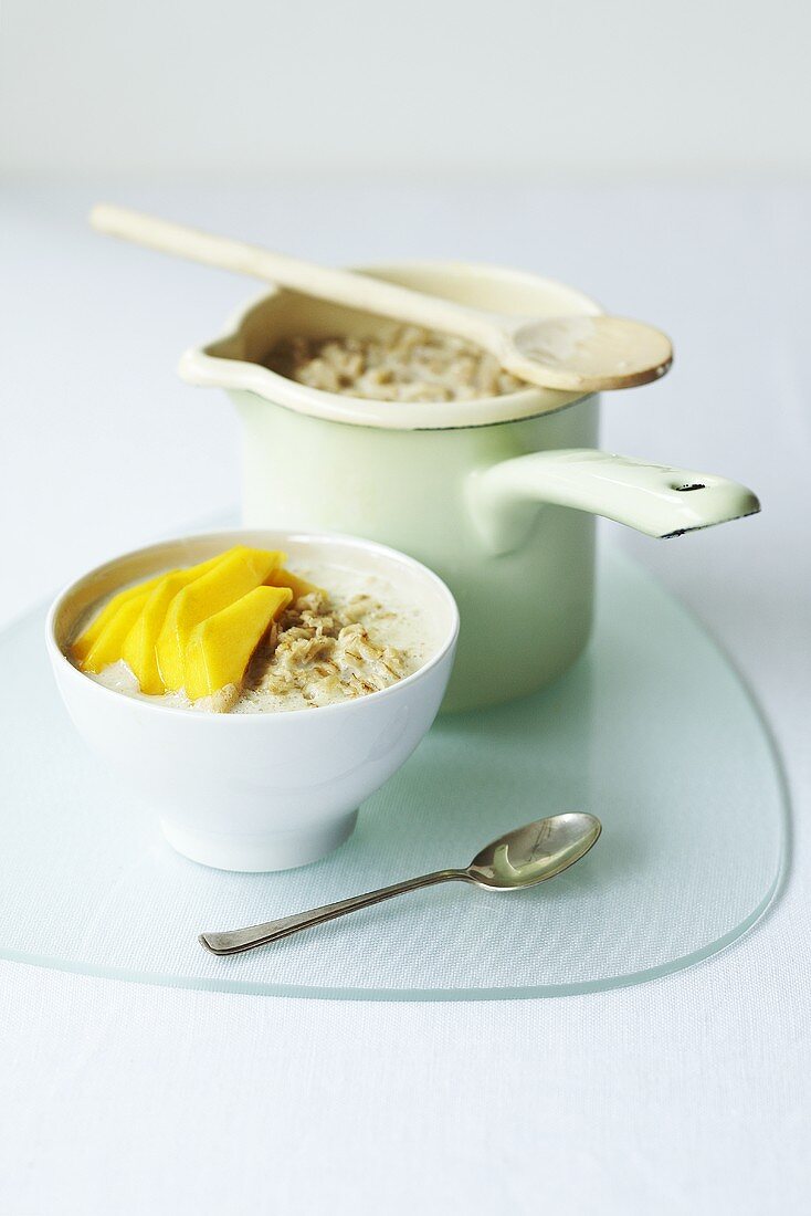 Porridge mit frischer Mango