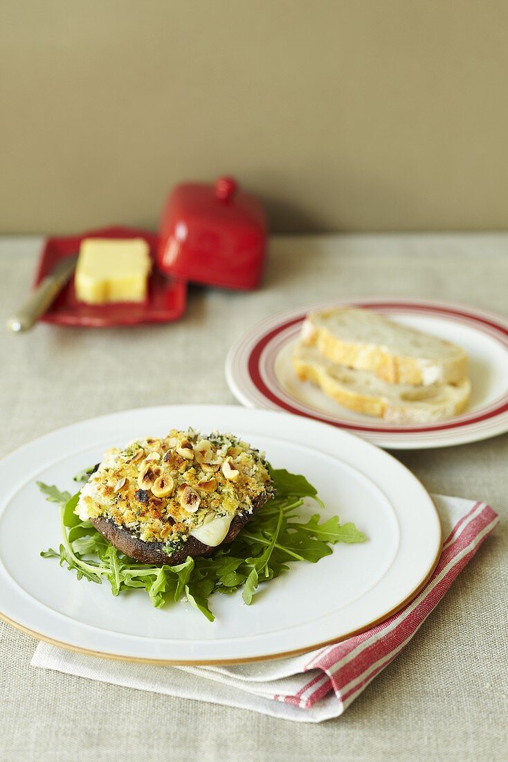 Pilz mit Nuss-Käse-Füllung auf Ruccolasalat