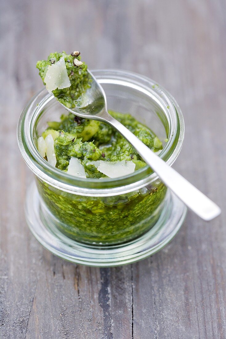 Pesto im Glas mit Parmesan