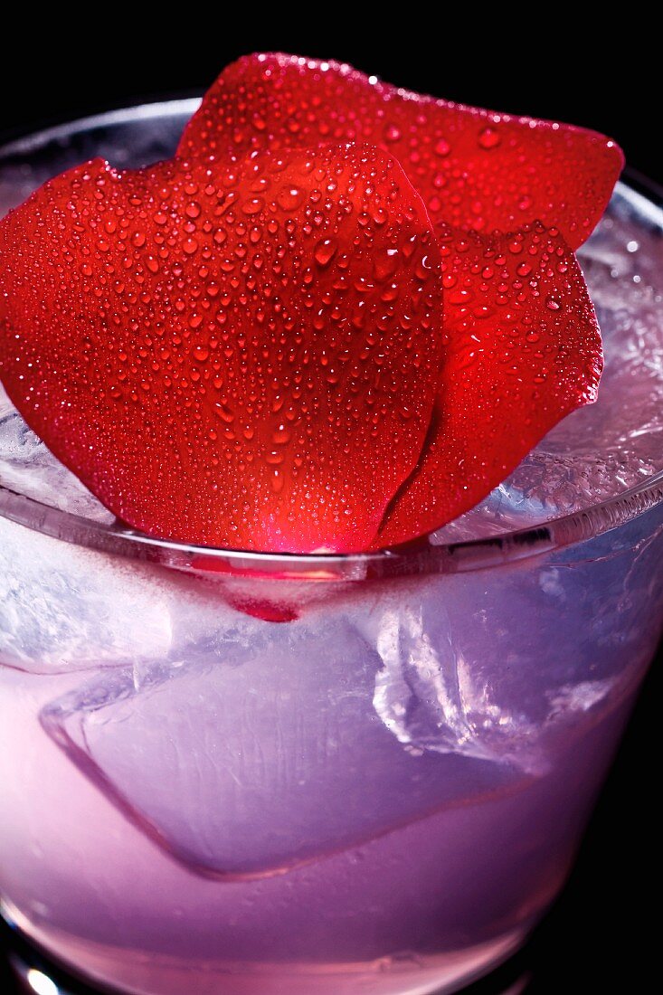 Bugsy's Rose Cocktail mit Rosenblättern und Wodka