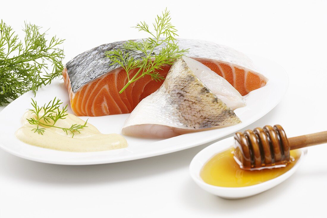 Zutaten für Fischstrudel: Lachs, Zander, Honig, Dill, Sauce