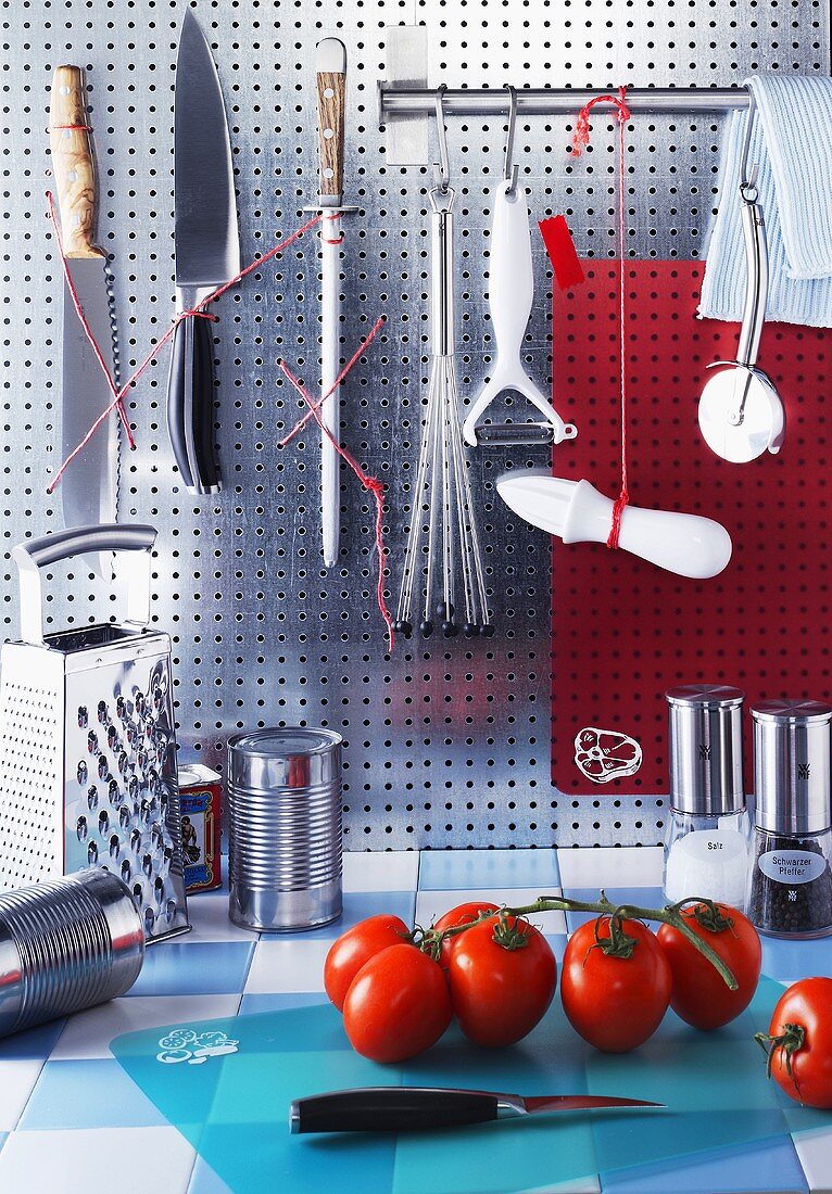 Tomaten und verschiedene Küchenwerkzeuge