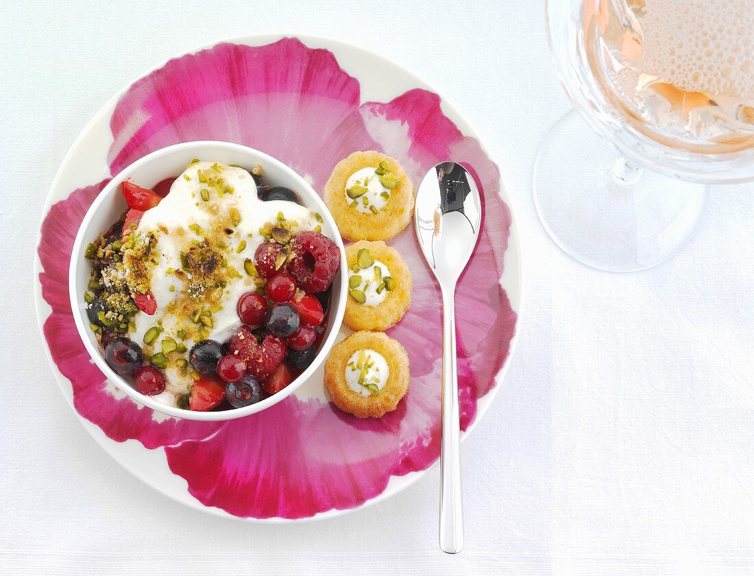 Gratinierte Beeren mit Pistazienbröseln