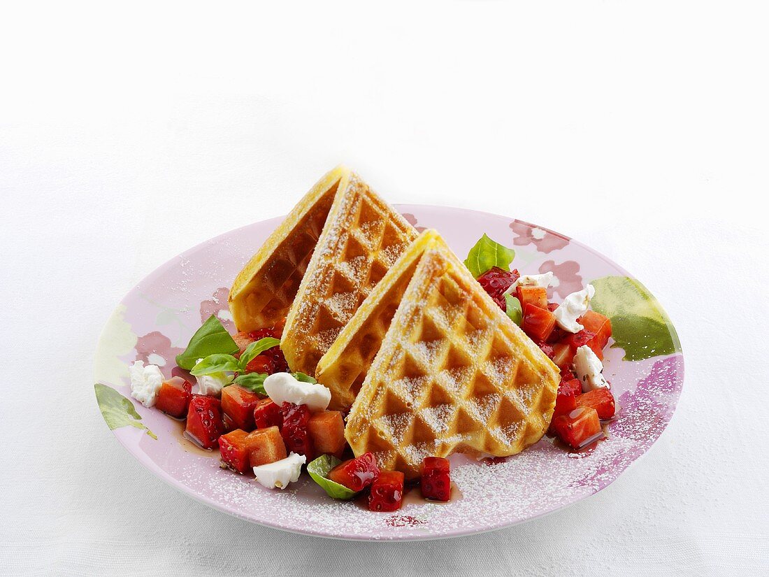 Ziegenfrischkäsewaffeln mit Erdbeeren und Basilikum