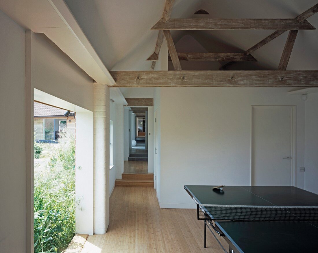 Tischtennisplatte im Vorraum einer umgebauten Scheune