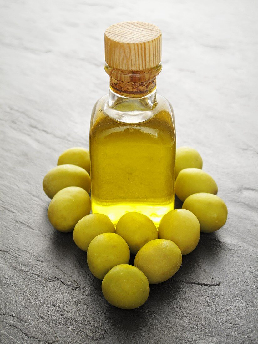 Olivenöl und grüne Oliven