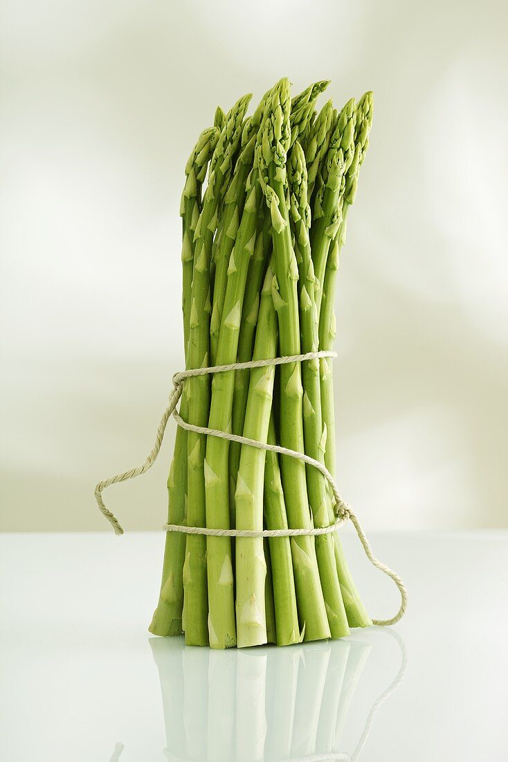 A bunch of asparagus standing up