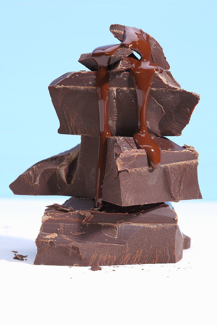Schokoladenturm und darüber fließende, flüssige Schokolade
