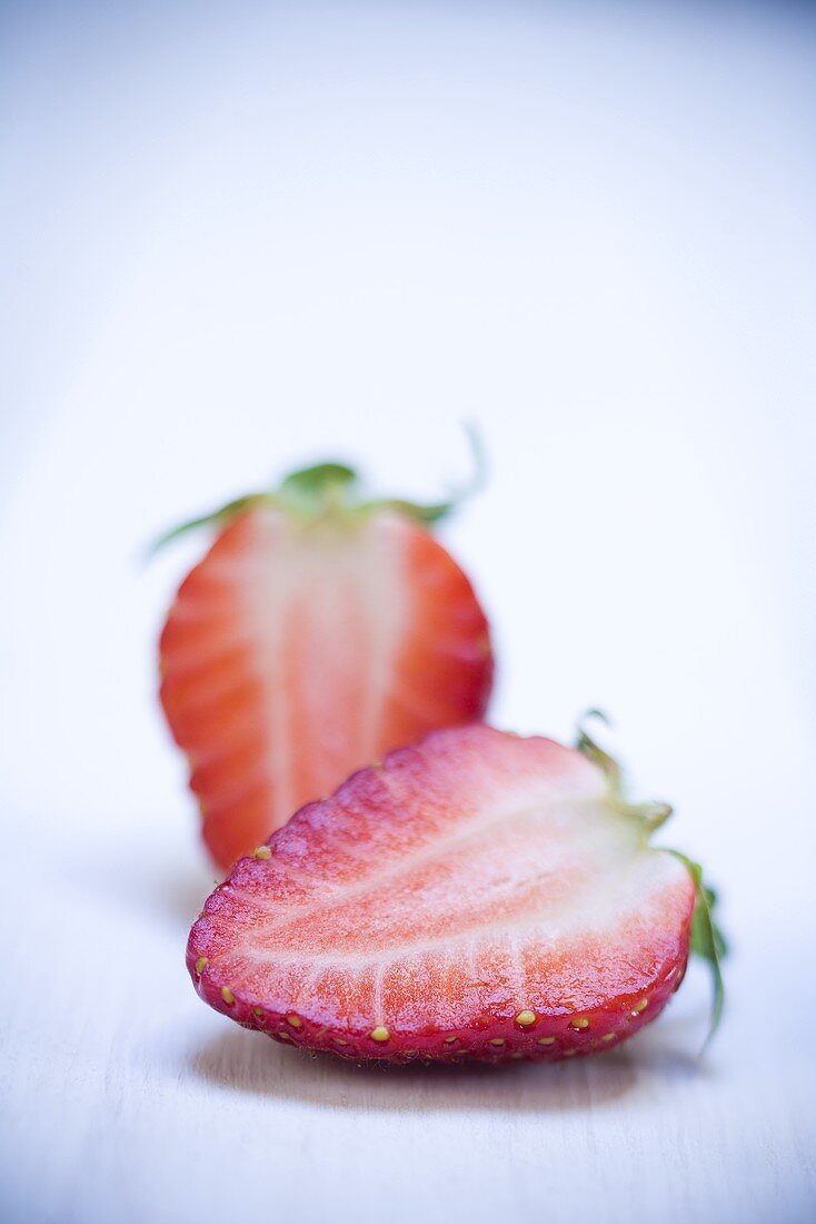 Zwei halbe Erdbeeren