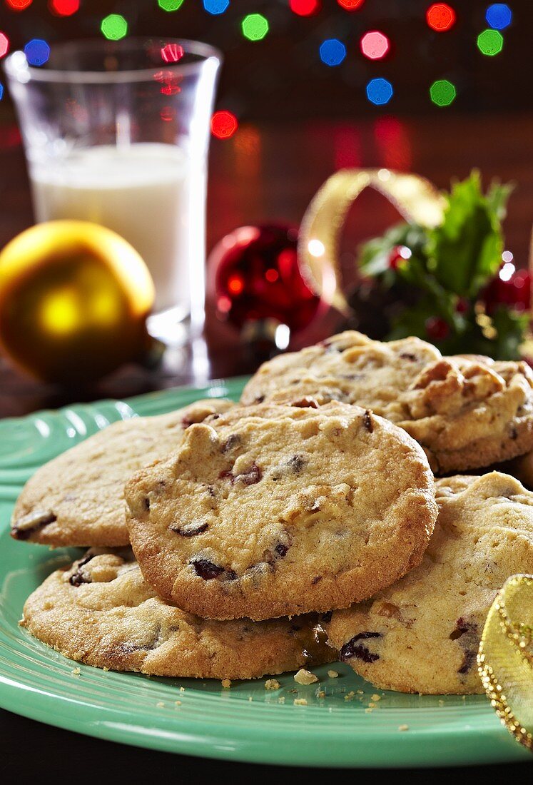 Cranberry-Cookies, im Hntergrund Weihnachtsdekoration