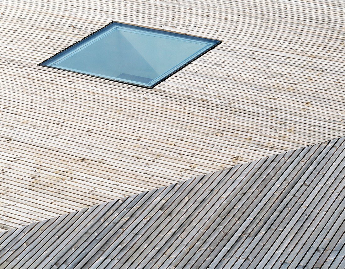 Dachflächenfenster in holzverkleidetem Dach