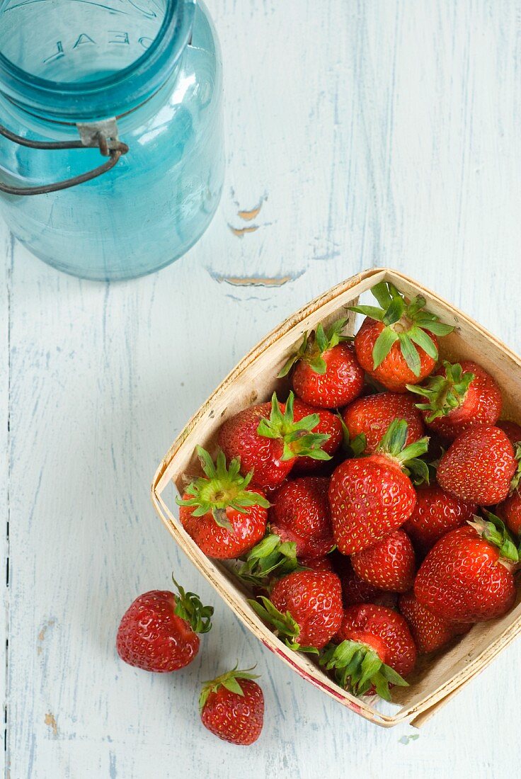 Erdbeeren in einem Spankörbchen