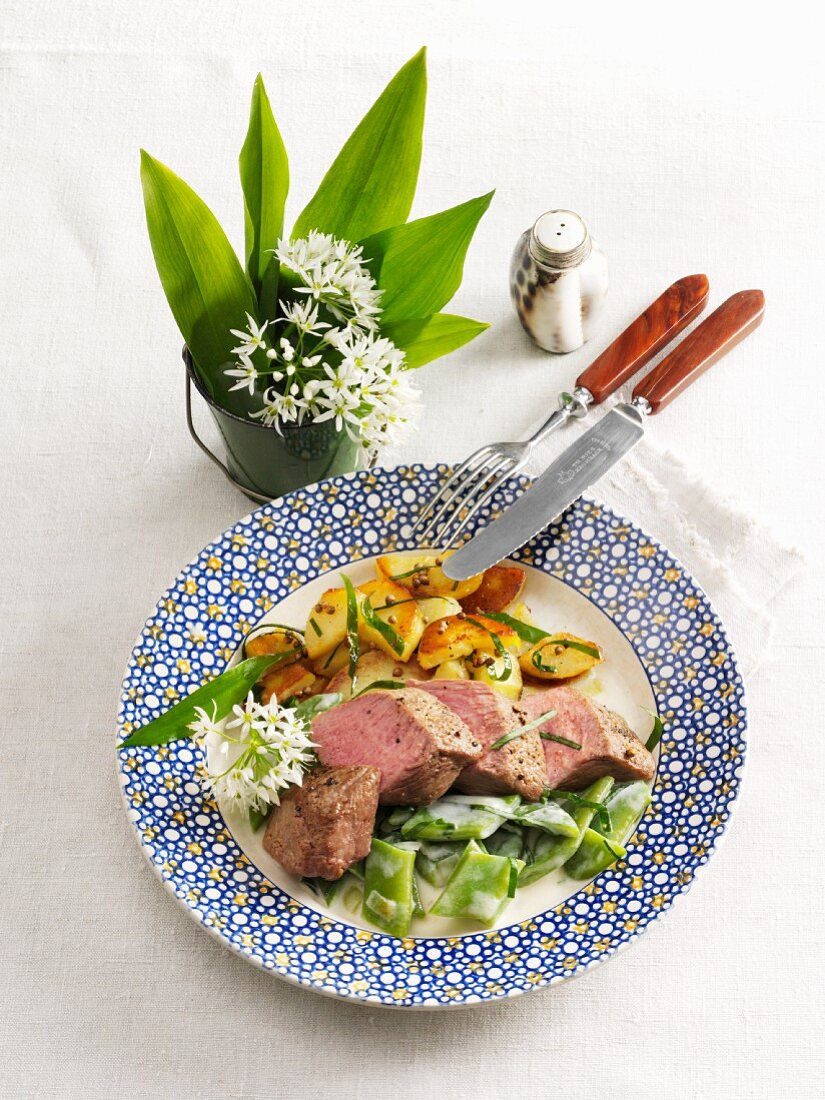 Lammrückenfilet mit Bärlauchbohnen und Bratkartoffeln