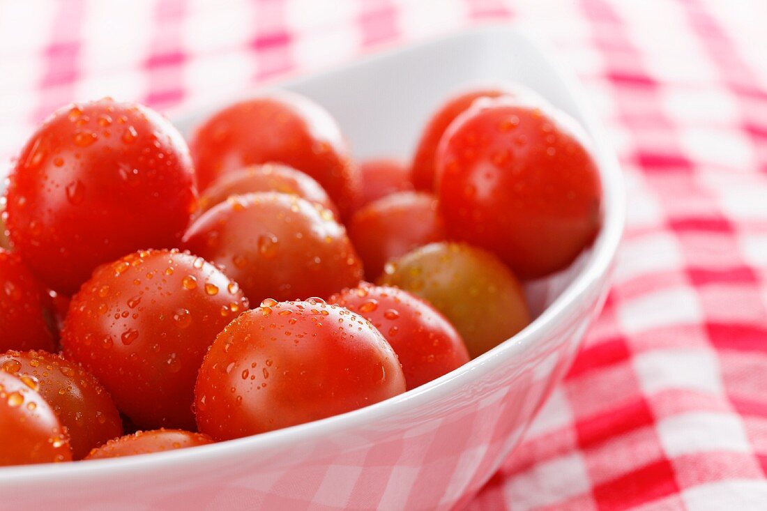 Nasse Tomaten in einer Schale