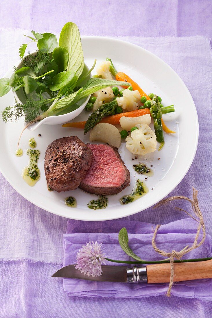 Rinderfilet mit grüner Sauce und Gemüse