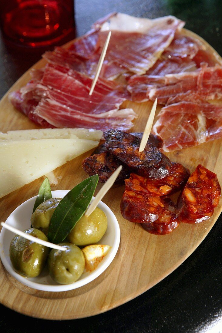 Tapas: ham, sausage, olives and cheese