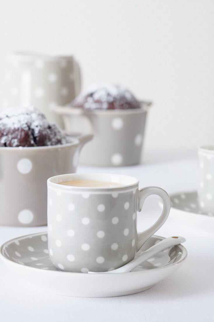 Gepunktete Espressotasse Schokoladen-Muffins