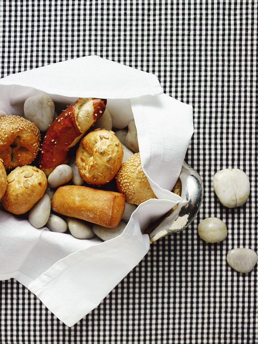 Bread rolls and hot stones in a bread basket