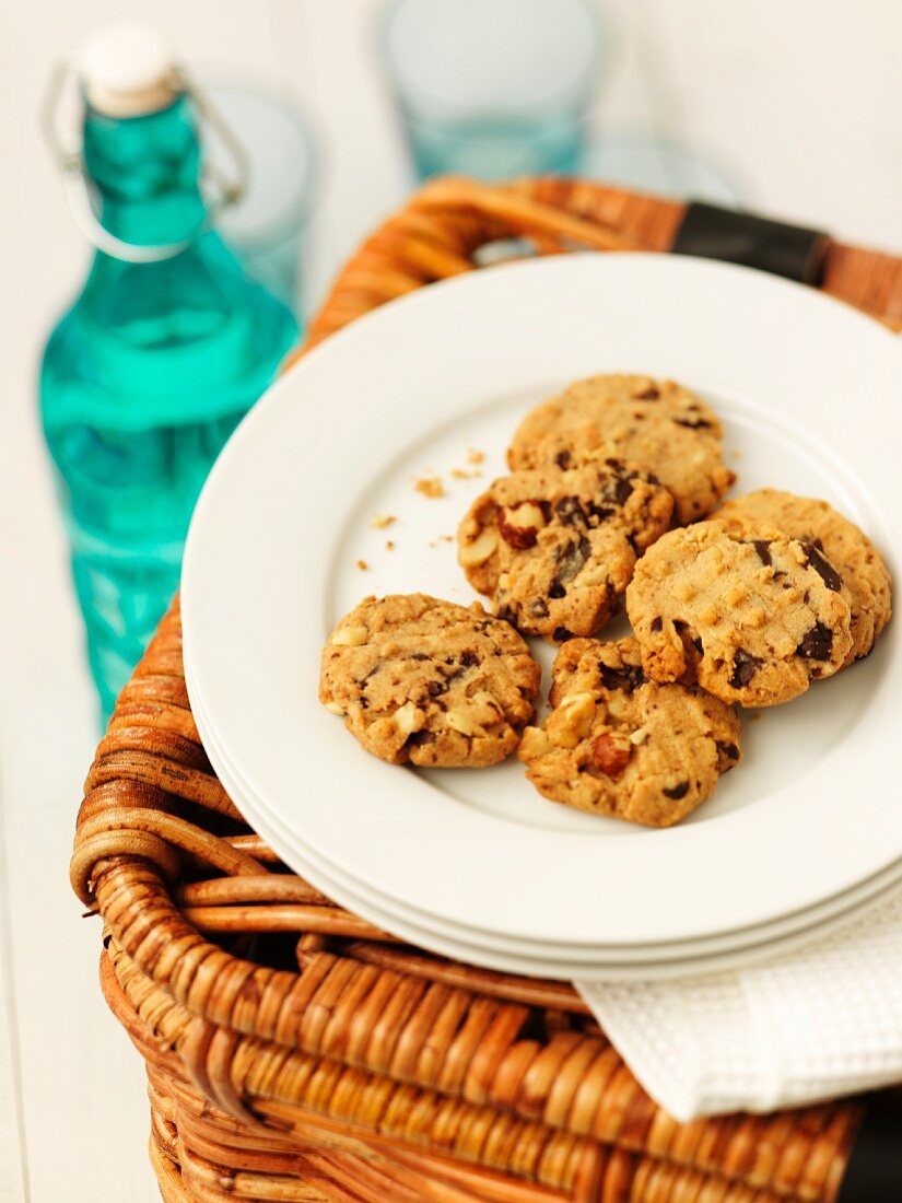 Nuss-Schoko-Cookies auf Picknickkorb