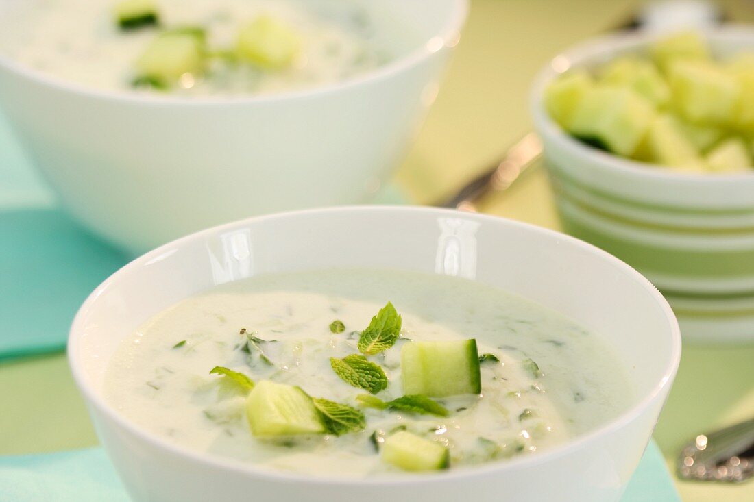 Geeiste Gurkensuppe mit Minze