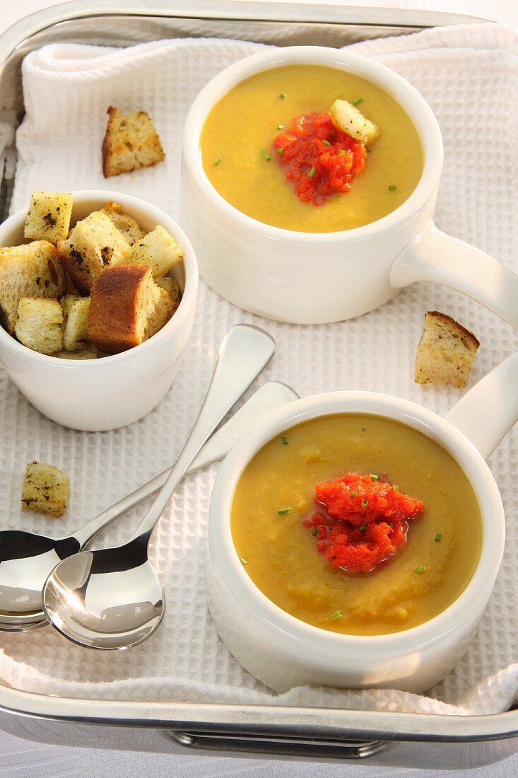 Butternuss-Kürbissuppe mit Paprikapüree & Brotcroutons