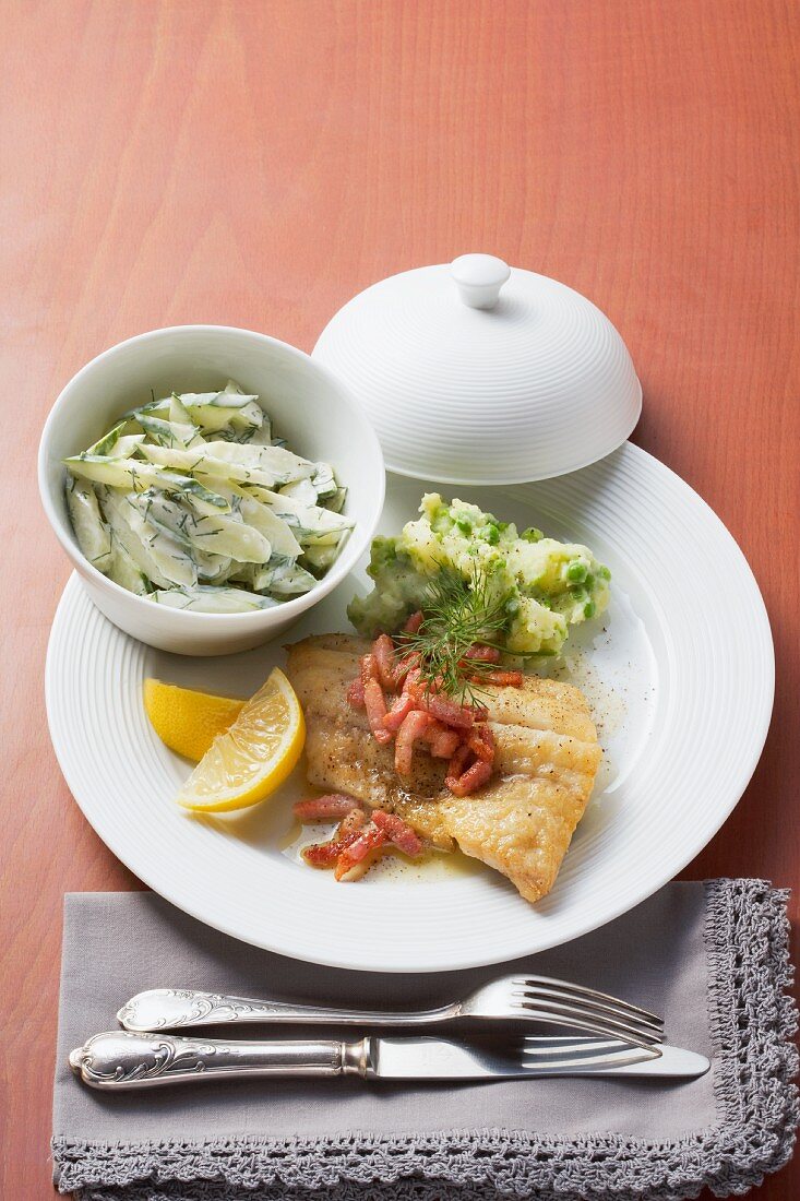 Seelachsfilet mit Speckstippe, dazu Kartoffelpüree und Gurkensalat