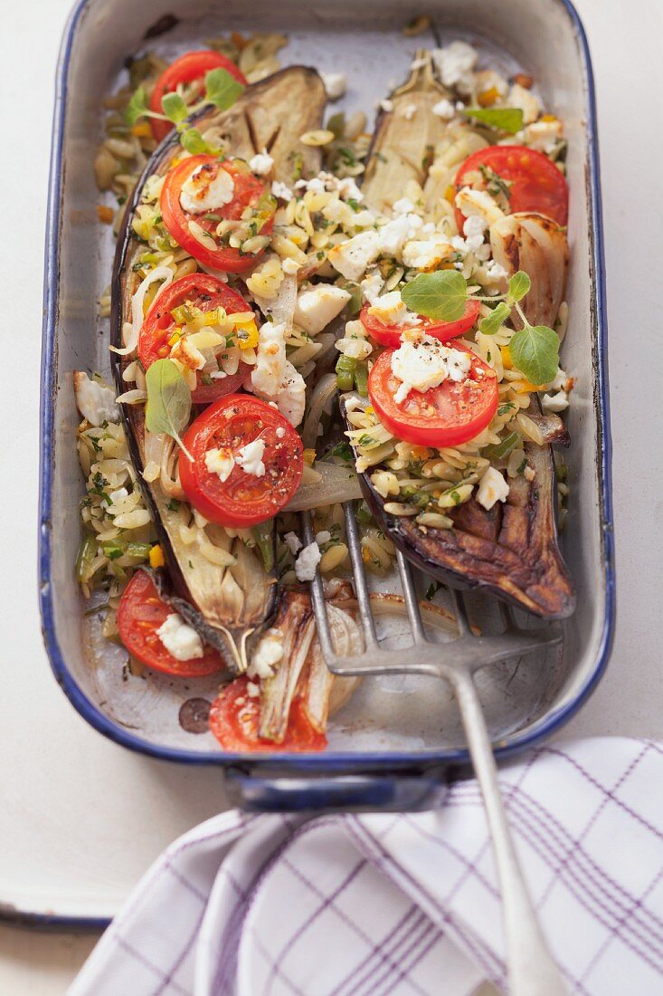 Gefüllte Auberginen mit Orzo, Tomaten und Feta