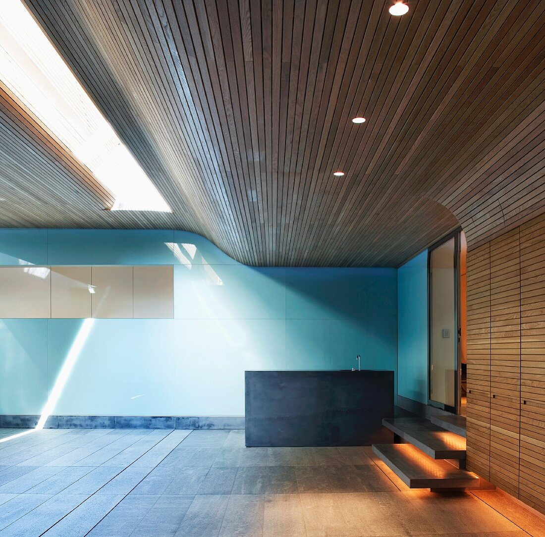 Zeitgenössischer Raum mit Holzverkleidung an Decke und Wand und abgedecktem Pool