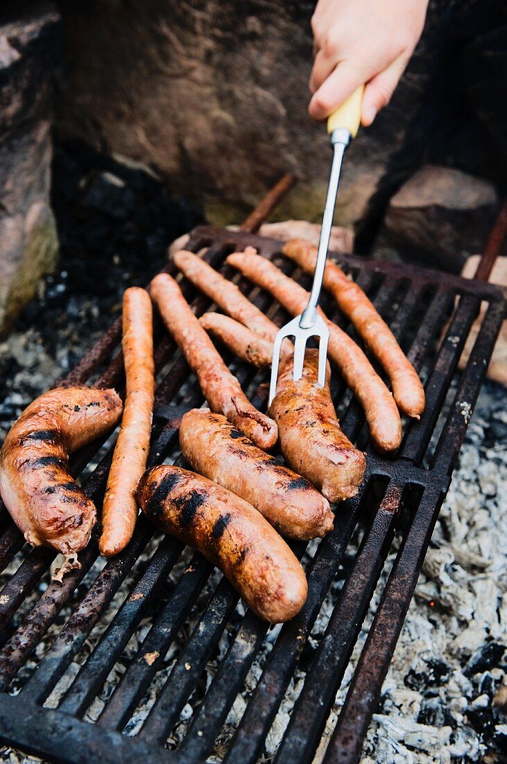 Würstchen auf dem Grill