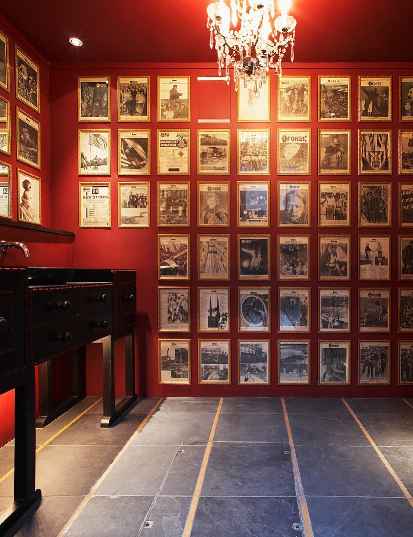 Rotgetönter Raum mit Photogalerie und grauer Fliesenboden