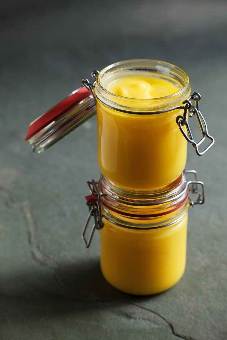 Ghee (geklärte Butter, Indien) in Einmachgläsern